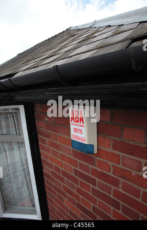 Alarmanlage in der Dachrinne eines Hauses Stockfoto