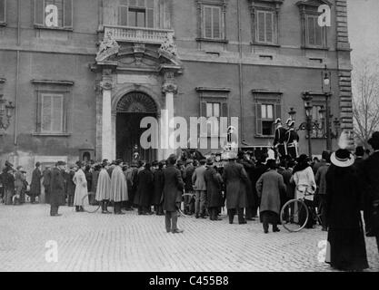 Bernhard von Bülow vor dem Quirinal Palast in Rom, 1915 Stockfoto