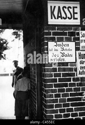 Ein Schild verbietet das Inkrafttreten der Juden die Wannsee-Freibad in Berlin 1934 Stockfoto