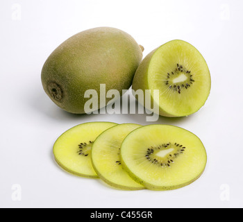 Ganze und geschnittene goldenen Kiwis auf weißem Hintergrund, Nahaufnahme Stockfoto