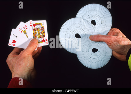 Konzeptbild von LKW-Fahrer mit Spielkarten und Drehzahlmesser Festplatten Stockfoto