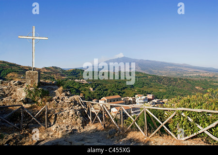 Italien, Sizilien, Castiglione di Sicilia, Blick auf die Landschaft von der Burg mit Ätna in Ferne Stockfoto