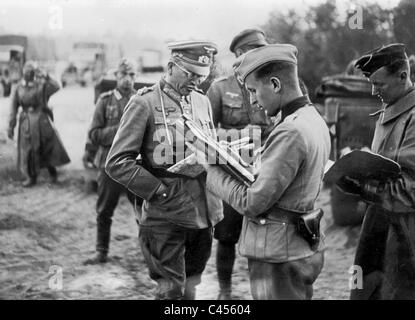 Heinz Guderian mit Soldaten an der Ostfront, 1941 Stockfoto