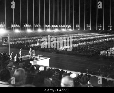 Adolf Hitler spricht während der "Kathedrale des Lichts" auf dem Reichsparteitag 1938 Stockfoto