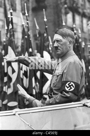 Adolf Hitler begrüßt eine Parade von SA, 1937 Stockfoto