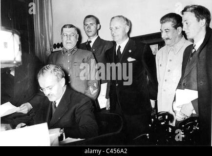 Molotow unterzeichnet den Hitler-Stalin-Pakt Stockfoto