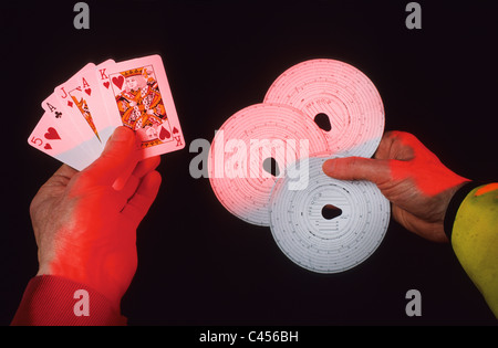 Konzeptbild von LKW-Fahrer mit Spielkarten und Drehzahlmesser Festplatten Stockfoto