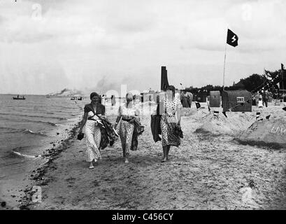 Frauen am Strand an der Ostsee, 1936 Stockfoto