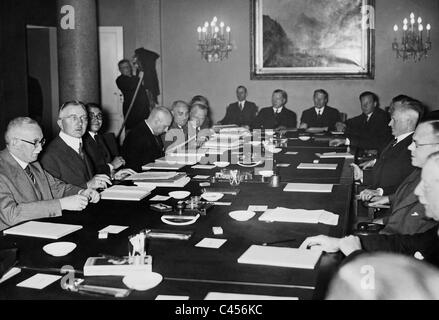 Hjalmar Schacht, Karl Segen, Puhl, von Wedel und Wallenberg auf der Berliner Konferenz übertragen Stockfoto