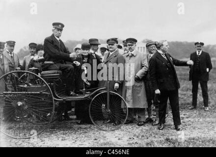 Carl Friedrich Benz in der Benz-Motorwagen aus dem Jahr 1885, 1925 Stockfoto