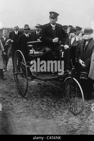 Carl Friedrich Benz in der Benz-Motorwagen aus dem Jahr 1885, 1925 Stockfoto