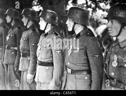 Dekoration von Soldaten der SS-Division "Hitlerjugend", 1944 Stockfoto