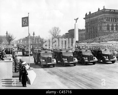 Adolf Hitler nimmt die Parade an seinem Geburtstag, 1939 Stockfoto