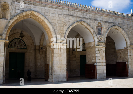 Muslimischen Gläubigen am Haupteingang an der Al-Aqsa-Moschee auf dem Tempelberg. Jerusalem, Israel. 2. Juni 2011. Stockfoto