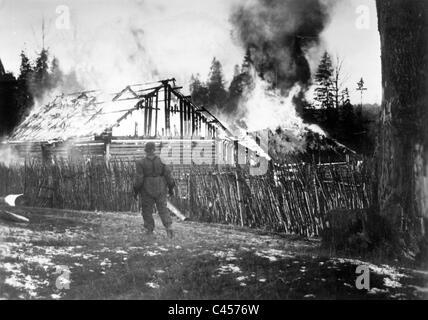 Deutsche Soldaten im Kampf gegen russische Partisanen, 1942 Stockfoto