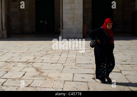 Muslimischen Gläubigen am Haupteingang an der Al-Aqsa-Moschee auf dem Tempelberg. Jerusalem, Israel. 2. Juni 2011. Stockfoto