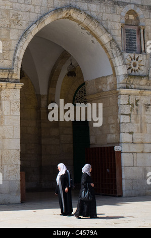 Muslimischen Gläubigen am Haupteingang an der Al-Aqsa-Moschee auf dem Tempelberg. Jerusalem, Israel. 2. Juni 2011. Stockfoto