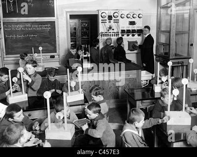 Physik-Unterricht an einer Schule, 1928 Stockfoto