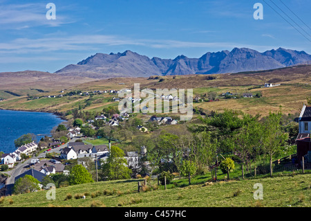 Ansicht von oben Skye Dorf Carbost in Richtung der Cuillin Hills mit Talisker Whisky-Destillerie im Vordergrund. Stockfoto