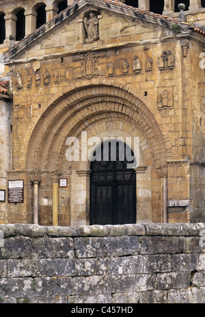 gotisches Portal von Colegiate de Santa Juliana, Kirche - Santillana del mar - Kantabrien - Spanien Stockfoto