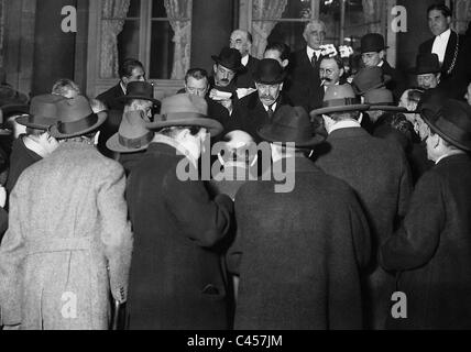 Aristide Briand mit Journalisten, 1925 Stockfoto