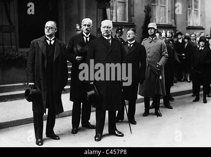 Hermann Mueller und Paul von Hindenburg bei der Beerdigung von Gustav Stresemann 1929 Stockfoto