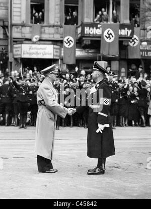 Adolf Hitler schüttelt Hände mit Heinrich Himmler, 1938 Stockfoto