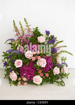 Blumenstrauß einschließlich Fingerhut, Hortensie, Forsythien, Campanula, Spray rose Stockfoto