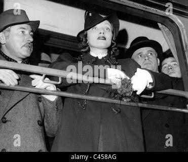 Josef von Sternberg und Marlene Dietrich bei der Abreise in die Vereinigten Staaten, 1937 Stockfoto