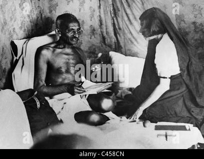 Mahatma Gandhi gibt Frau Perin Richtungen kurz vor seiner Verhaftung, 1932 Stockfoto