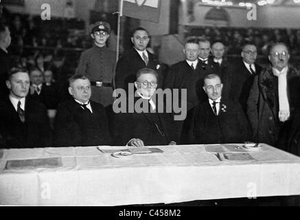 Bruno Doehring, Alfred Hugenberg und Steinhoff bei einer Feier der Gründung des Deutschen Reiches, 1931 Stockfoto