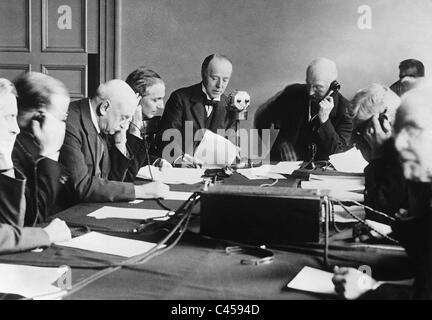 Sir Runciman während einer Telefonkonferenz, 1932 Stockfoto