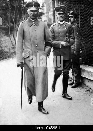 Erich von Falkenhayn vor seinem Hauptquartier in Rumänien, 1916 Stockfoto