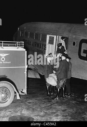 Luftpost laden am Flughafen Berlin-Tempelhof, 1933 Stockfoto