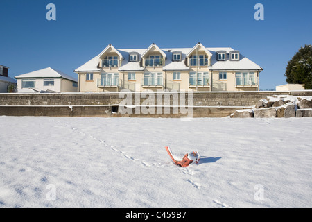 Newton, Porthcawl, Mid Glamorgan, Wales, Apartments direkt am Strand im Schnee Stockfoto