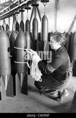 Frau in einer Munitionsfabrik Stockfoto