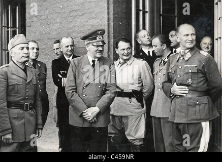 Hitler mit Mussolini und Offiziere nach dem Attentat, 20. Juli 1944 Stockfoto