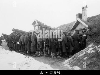 Sowjetische Kriegsgefangene in der Linie für Lebensmittel, 1943 Stockfoto