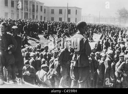 Sowjetische Kriegsgefangene im deutschen Auffanglager an der Ostfront 1942 Stockfoto