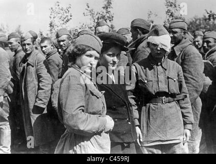 Weibliche sowjetische Kriegsgefangene an der Ostfront, 1941 Stockfoto