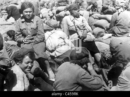 Weibliche sowjetische Kriegsgefangene an der Ostfront 1942 Stockfoto