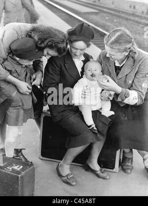 BDM-Mädchen-Pflege für Mutter und Kind in einem Berliner Bahnhof, 1943 Stockfoto