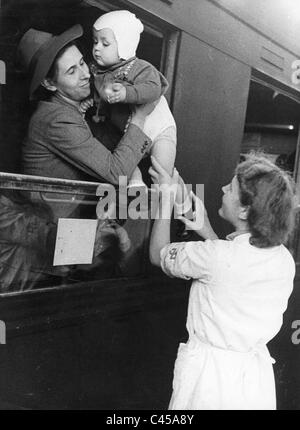 Kinderlandverschickung (Evakuierung von Kindern auf dem Land) mit einem Sonderzug in Berlin, 1943 Stockfoto