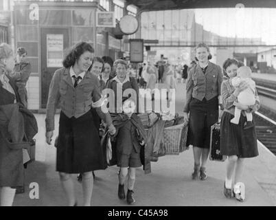 BDM-Mädchen mit Mutter und Kind an einem Berliner Bahnhof, 1943 Stockfoto