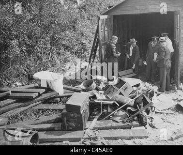 Polizei durchsucht die Garage Bruno Hauptmann, 1934 Stockfoto