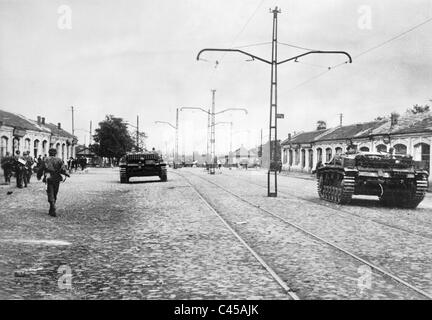 Soldaten und Panzer der Waffen-SS in der Mitte der Ostfront, 1941 Stockfoto