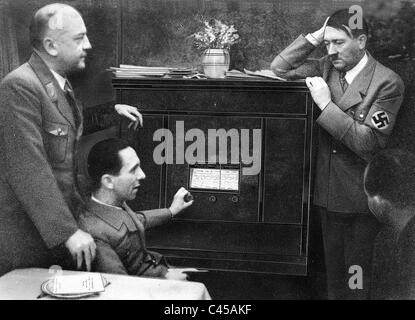 Hitler, Goebbels und Wagner in der Nähe von Radio bei der Saarland-Abstimmung, 1935 Stockfoto