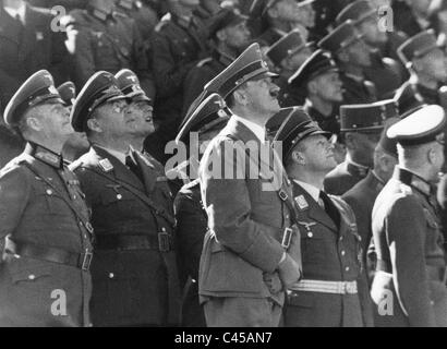 Wilhelm Keitel, Hugo Sperrle, Adolf Hitler, Erhard Milch in einer Überführung der Luftwaffe in Wien, 1938 Stockfoto