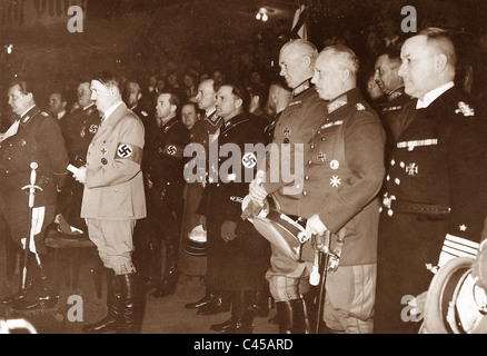 Hitler, begleitet von hohen Offizieren, 1936 Stockfoto