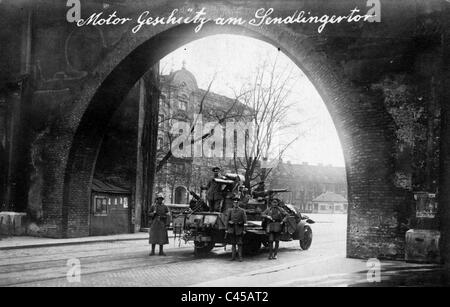 Motorisierte Gewehr am Sendlinger Tor während der Eingabe der weißen Truppen in München, 1919 Stockfoto